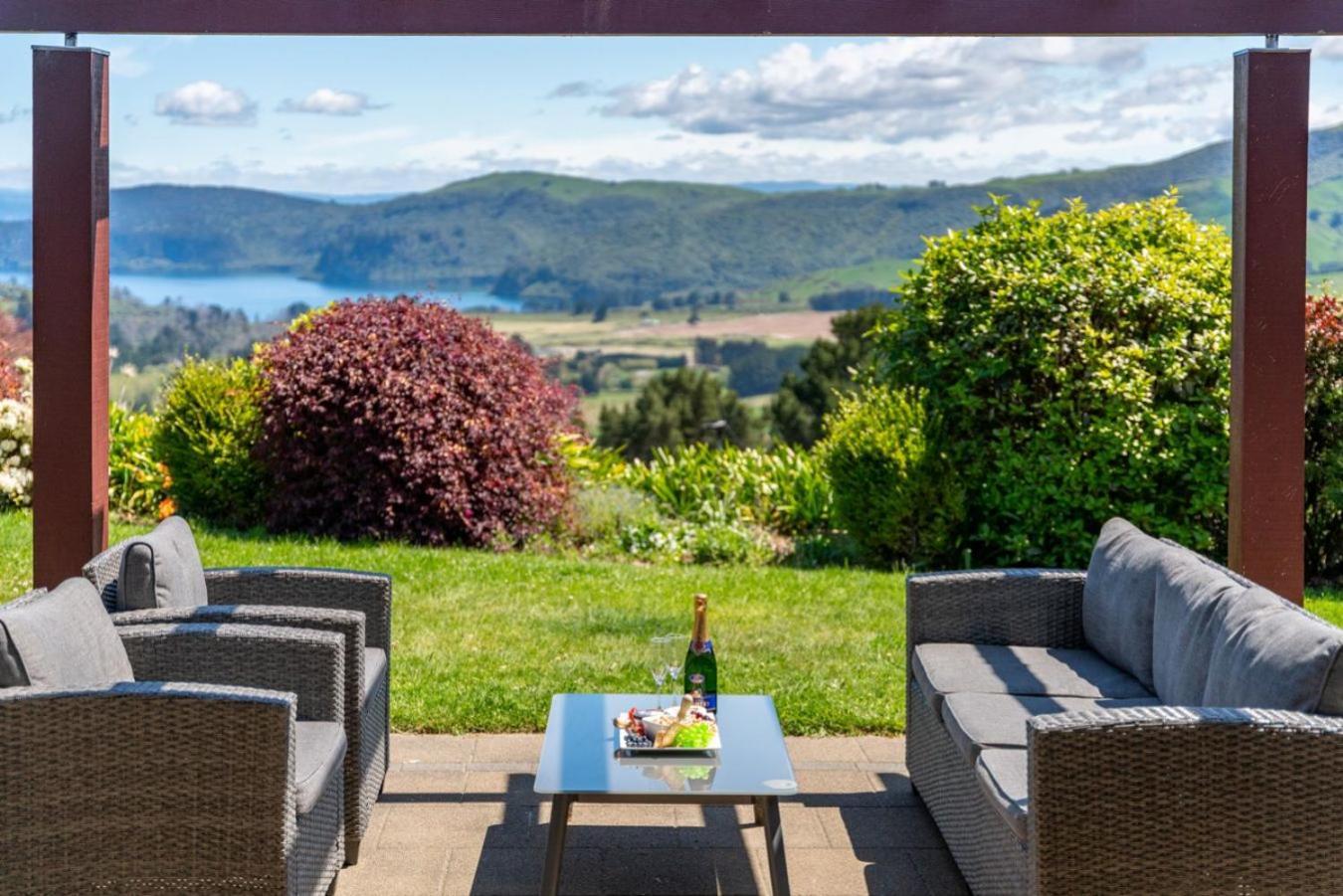 Scenic Solitude - Wake Up To Lake And Mountain Views! Taupo Bagian luar foto