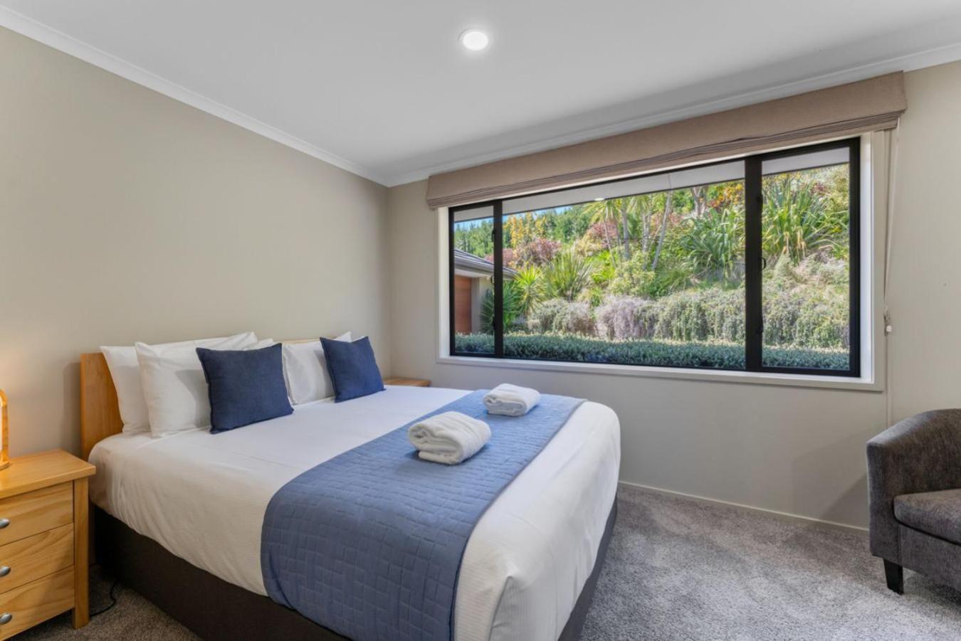 Scenic Solitude - Wake Up To Lake And Mountain Views! Taupo Bagian luar foto