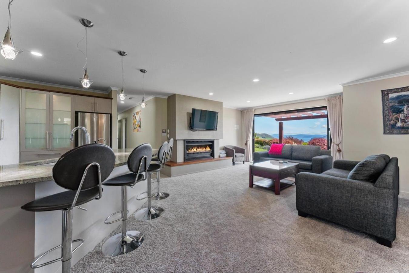 Scenic Solitude - Wake Up To Lake And Mountain Views! Taupo Bagian luar foto